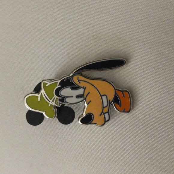 5/$25 Goofy Smiling Happy Face Pin - Picture 1 of 2